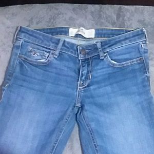 Hollister (bootcut.) Jeans.